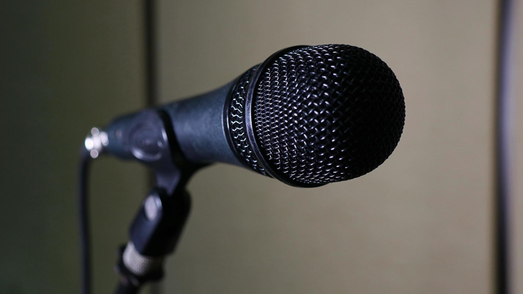 Primer plano del micrófono en el estudio con fondo borroso foto