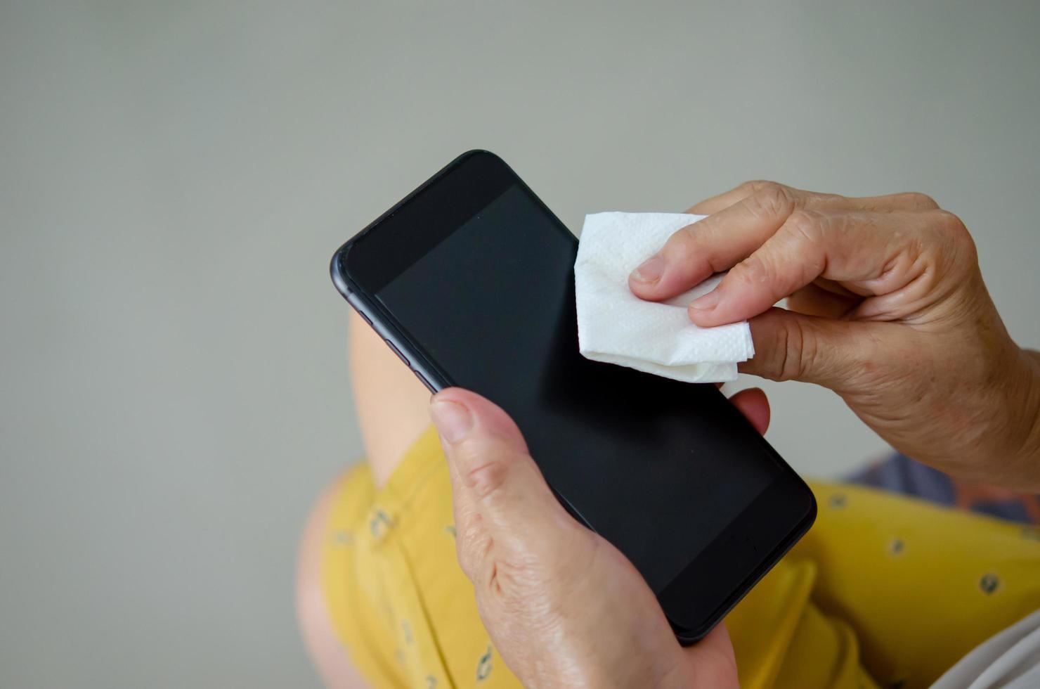 Limpia tu celular con alcohol para prevenir gérmenes. foto