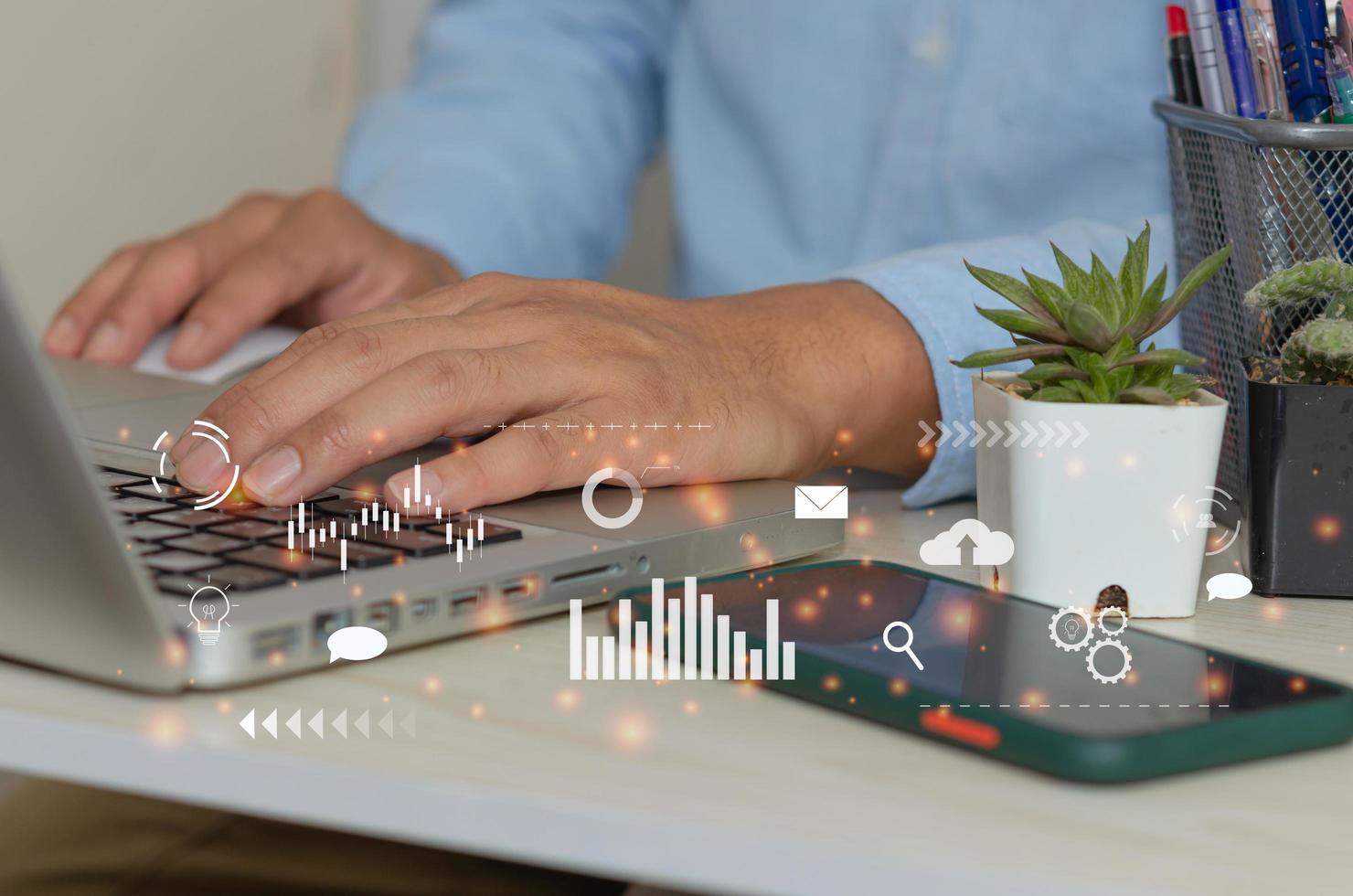 mano del hombre usando la computadora portátil para trabajar en el icono de marketing en redes sociales foto