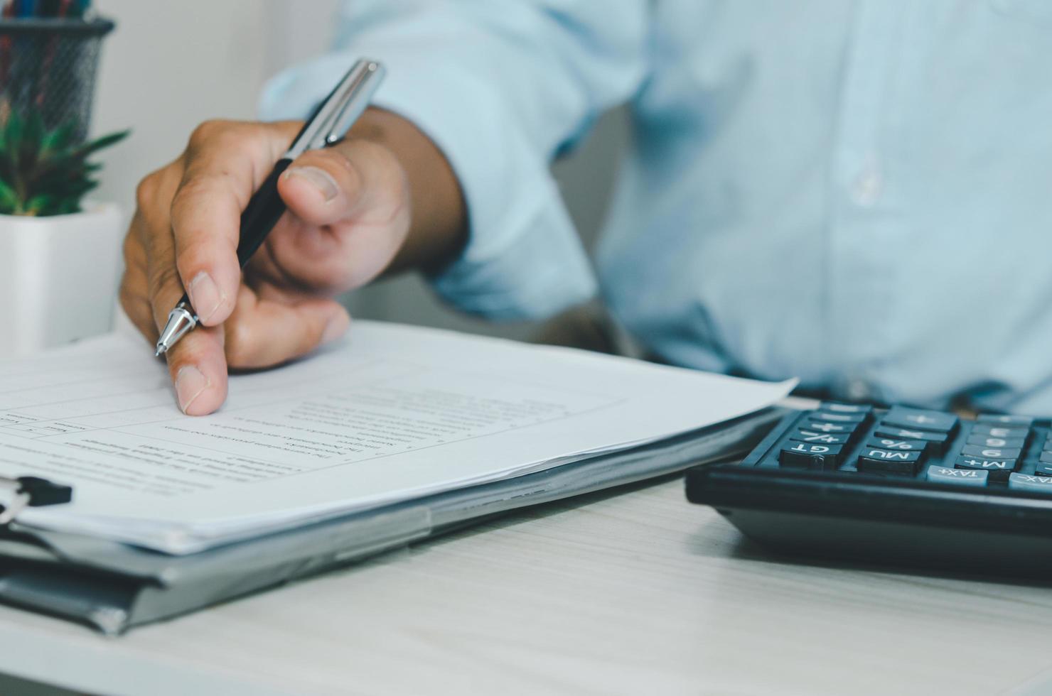 hombre de negocios, utilizar, calculadora, en un escritorio foto