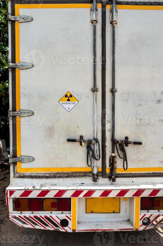 Señal de advertencia de radiación en la etiqueta de transporte en el contenedor. foto