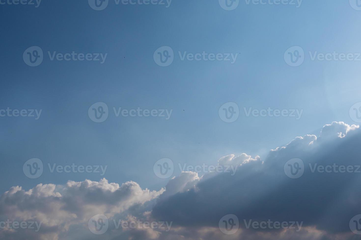 rayo de sol del sol detrás de las nubes foto