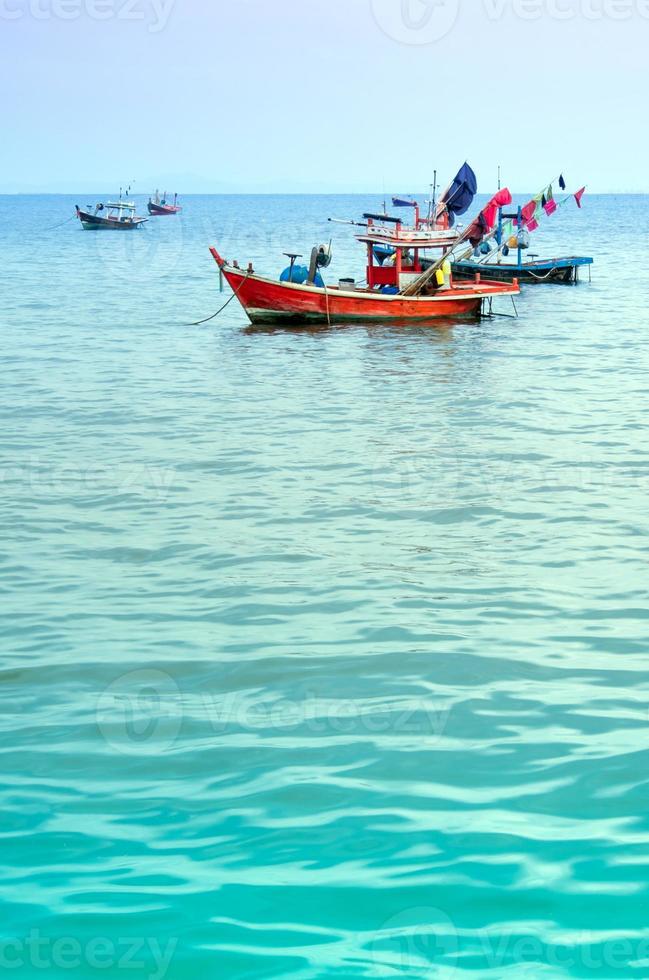 Pequeños barcos de pesca a la deriva costera después de regresar de la pesca foto