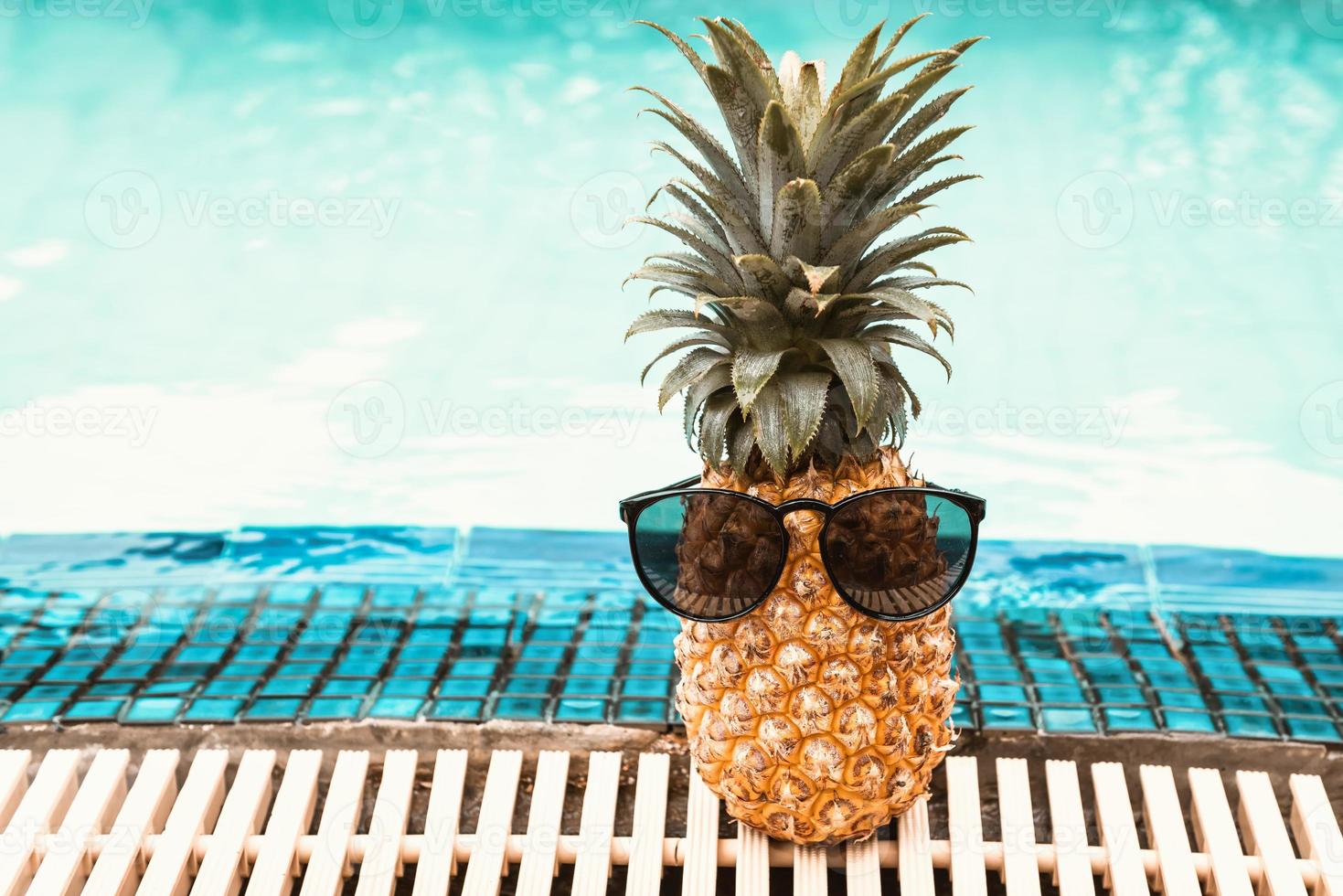 vacaciones de verano y relajación en la piscina concepto de estilos de vida foto