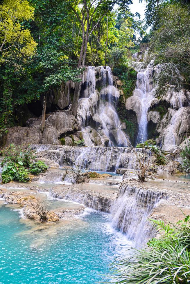 Cascada kuangsi en luang prabang, laos foto