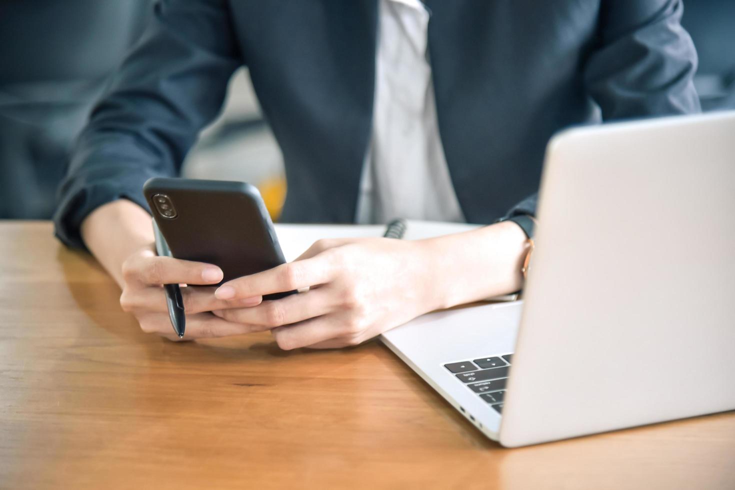 joven empresaria con teléfono inteligente foto