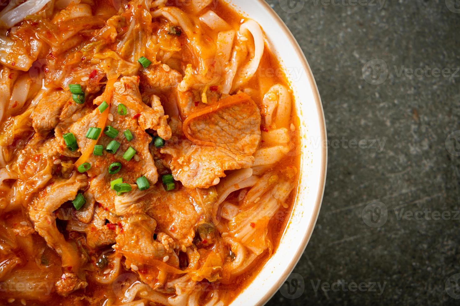 fideos coreanos udon ramen con cerdo en sopa de kimchi foto