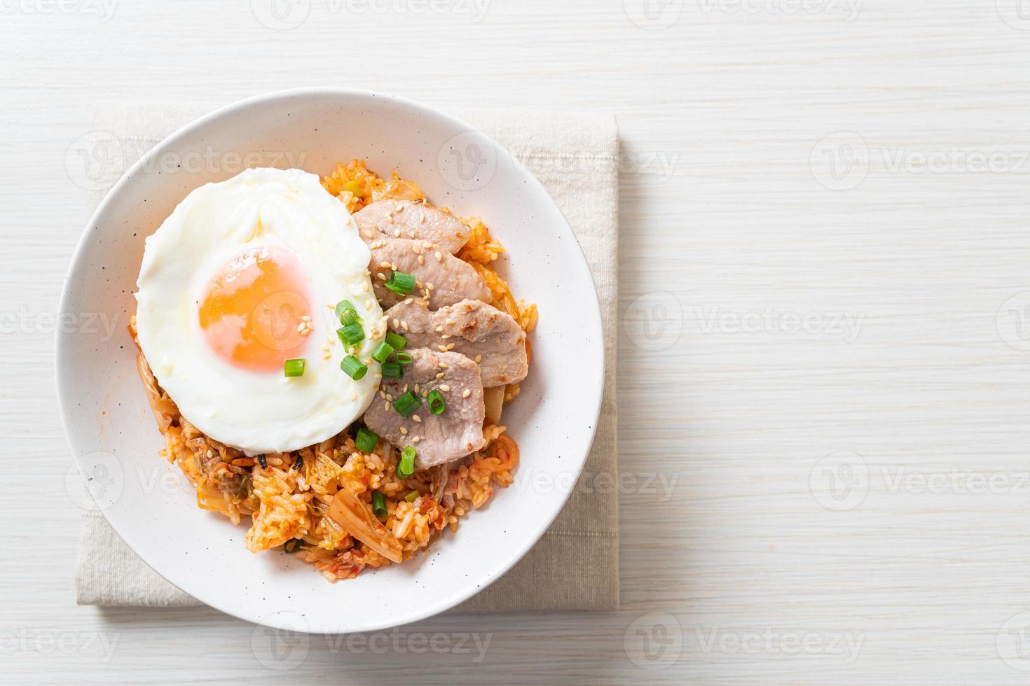 arroz frito con kimchi con huevo frito y cerdo foto