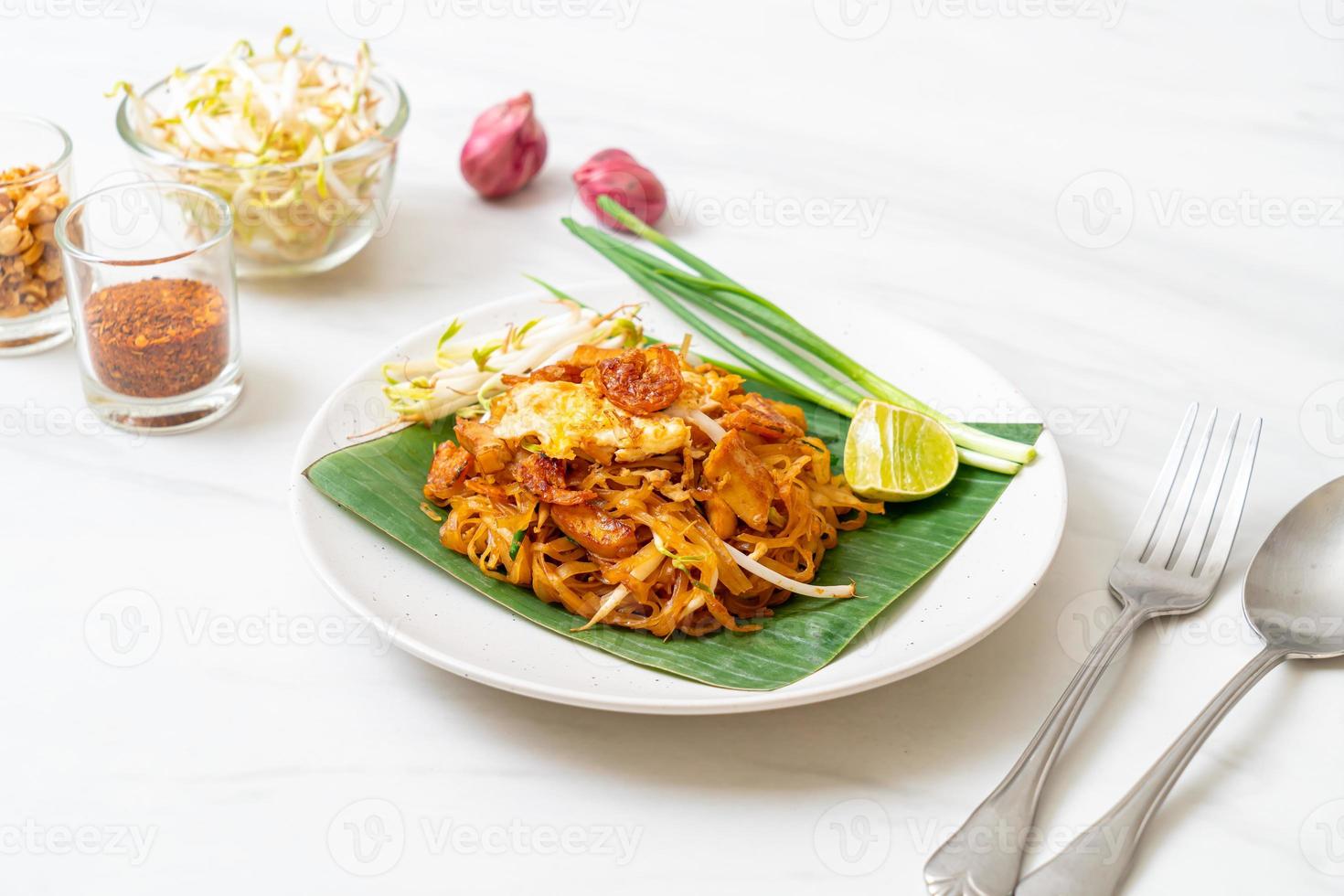 pad thai - fideos de arroz salteados foto