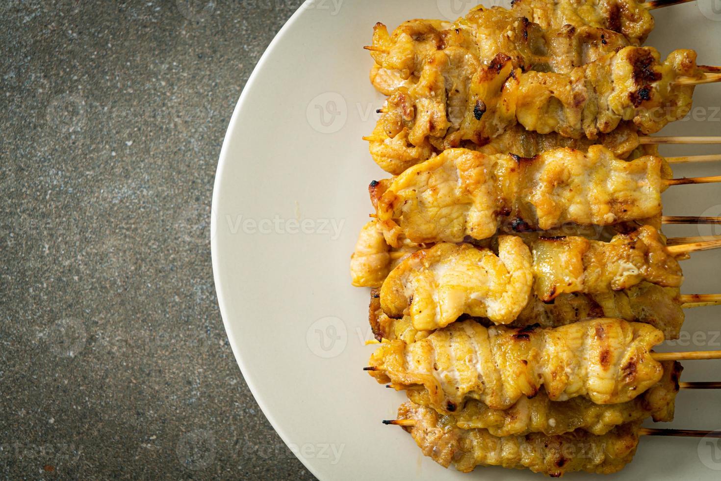 satay de cerdo con salsa de maní foto