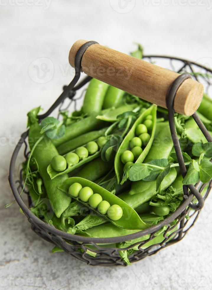 vainas de guisantes verdes frescos y guisantes verdes con brotes foto