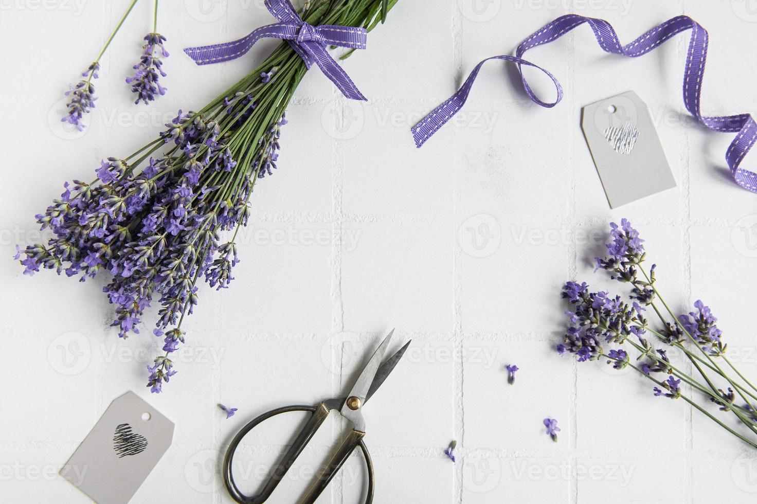 flores de lavanda, tijeras y cinta foto