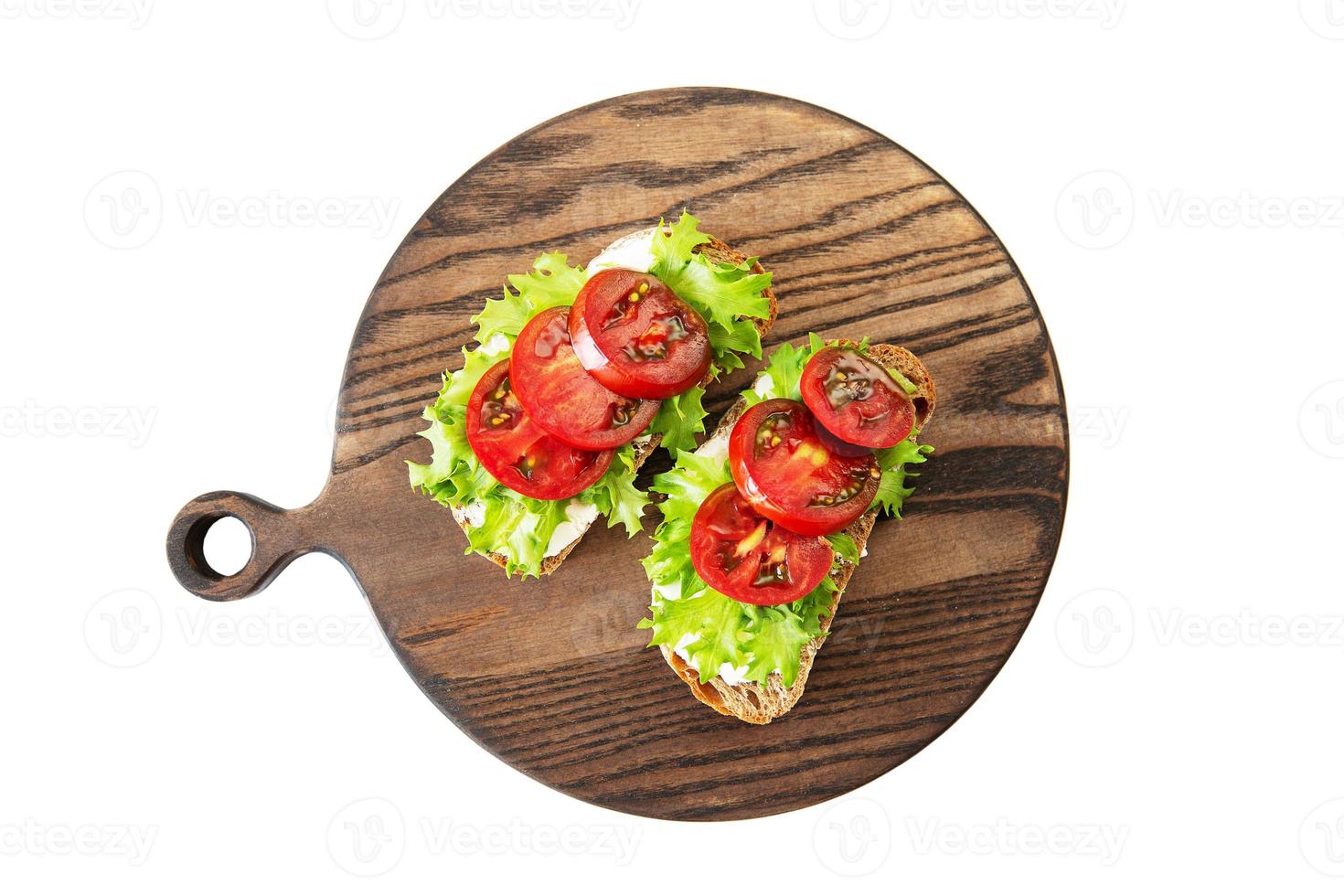 dos sándwiches con requesón, tomates y ensalada foto