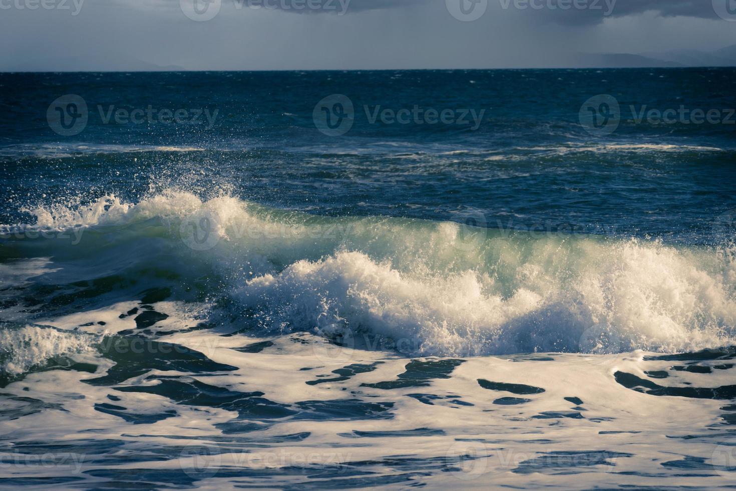 hermosa ola en el fondo del paisaje marino. foto