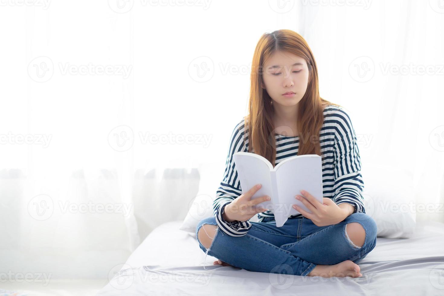 hermoso de retrato joven mujer asiática relajarse sentado leyendo un libro en el dormitorio en casa, la literatura de estudio de la niña, la educación y el concepto de estilo de vida. foto