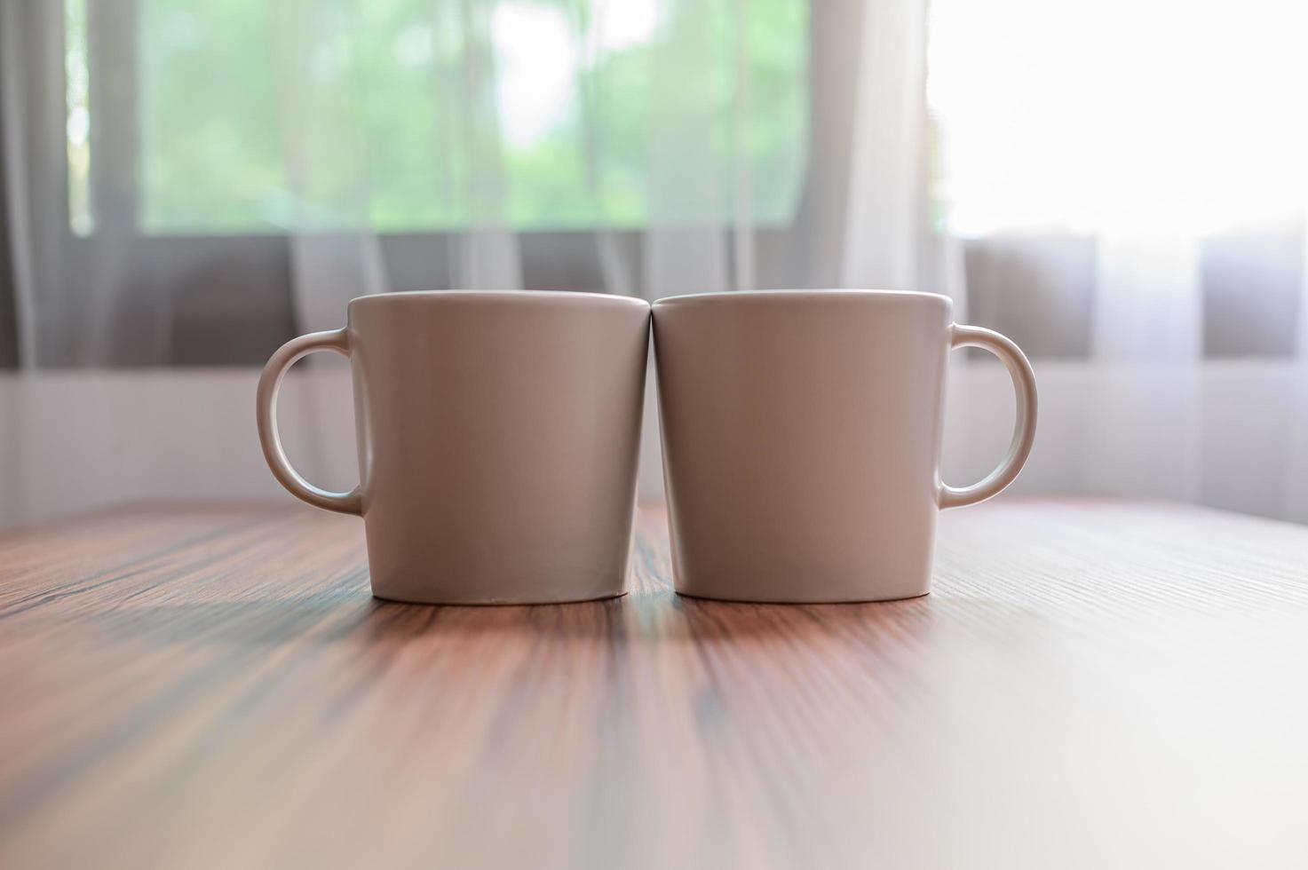 tazas de café y granos de café para aumentar la energía foto