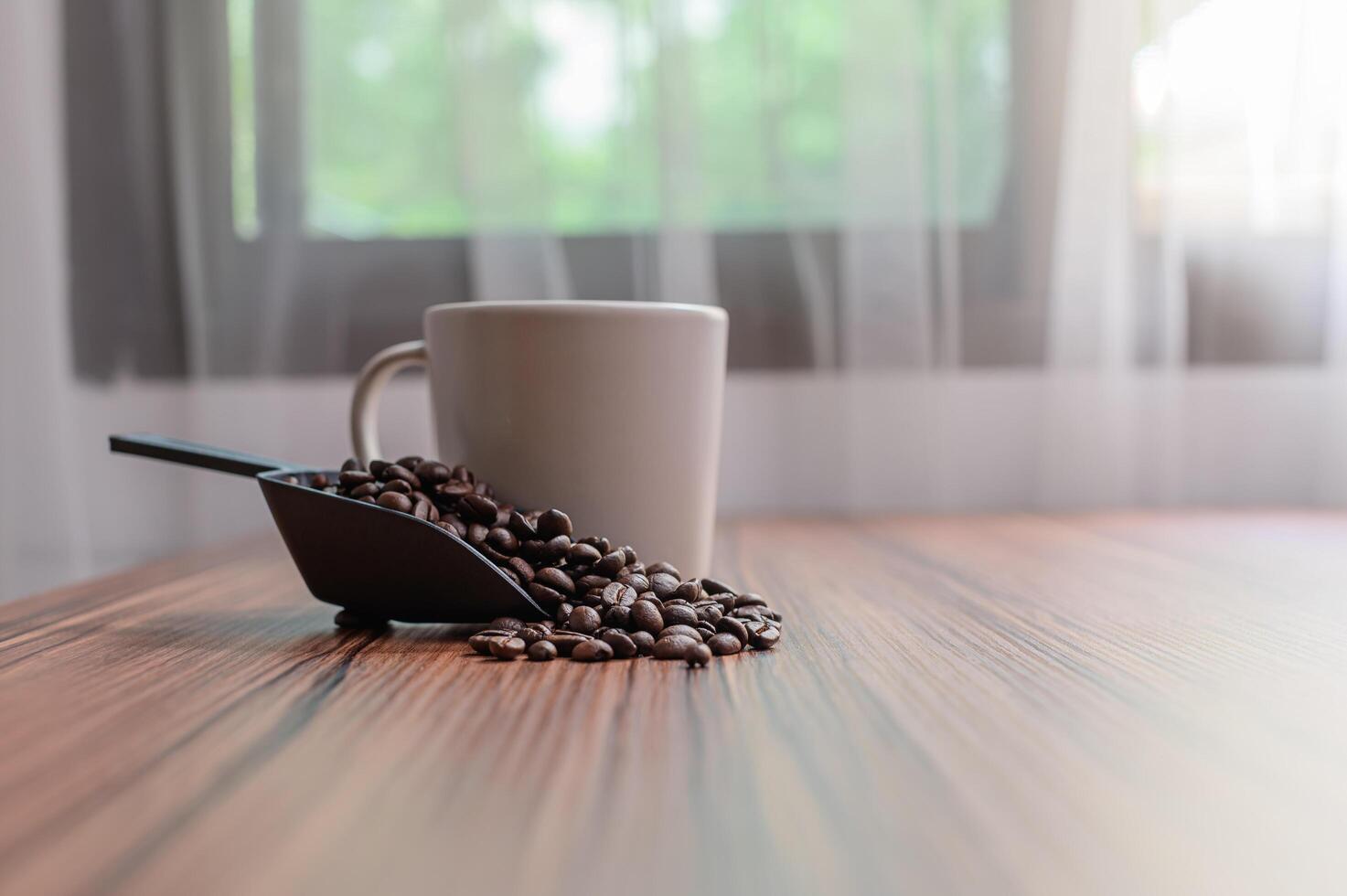 tazas de café y granos de café para aumentar la energía foto