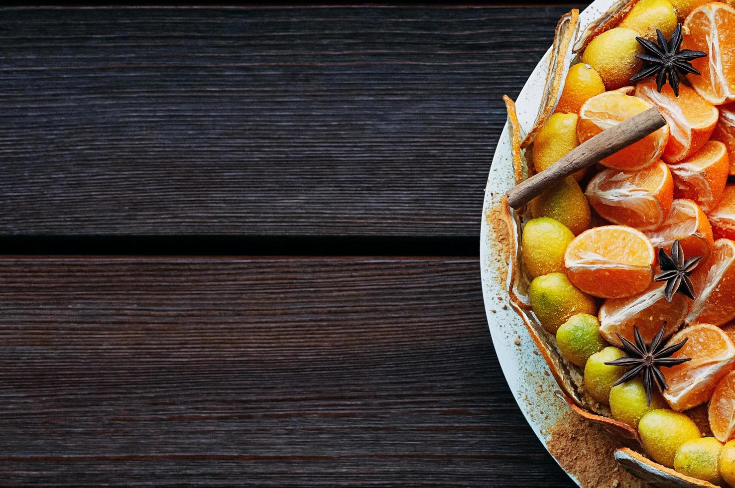 Vista superior de pastel de cítricos veganos con especias coloridas foto