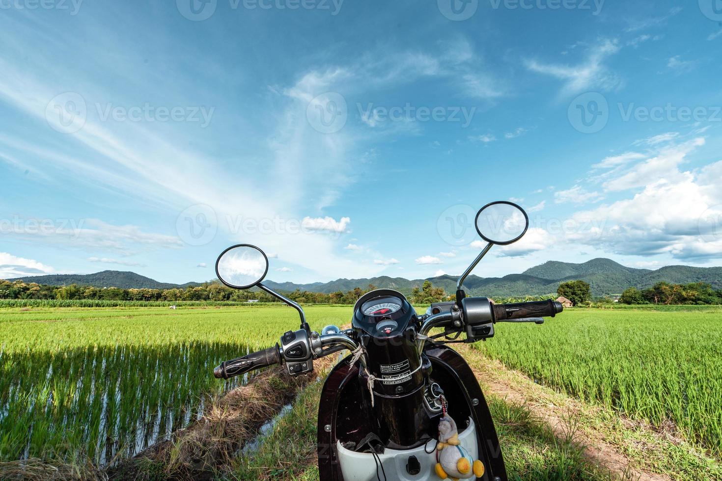 Motocicleta con paisaje de arrozales en Asia foto