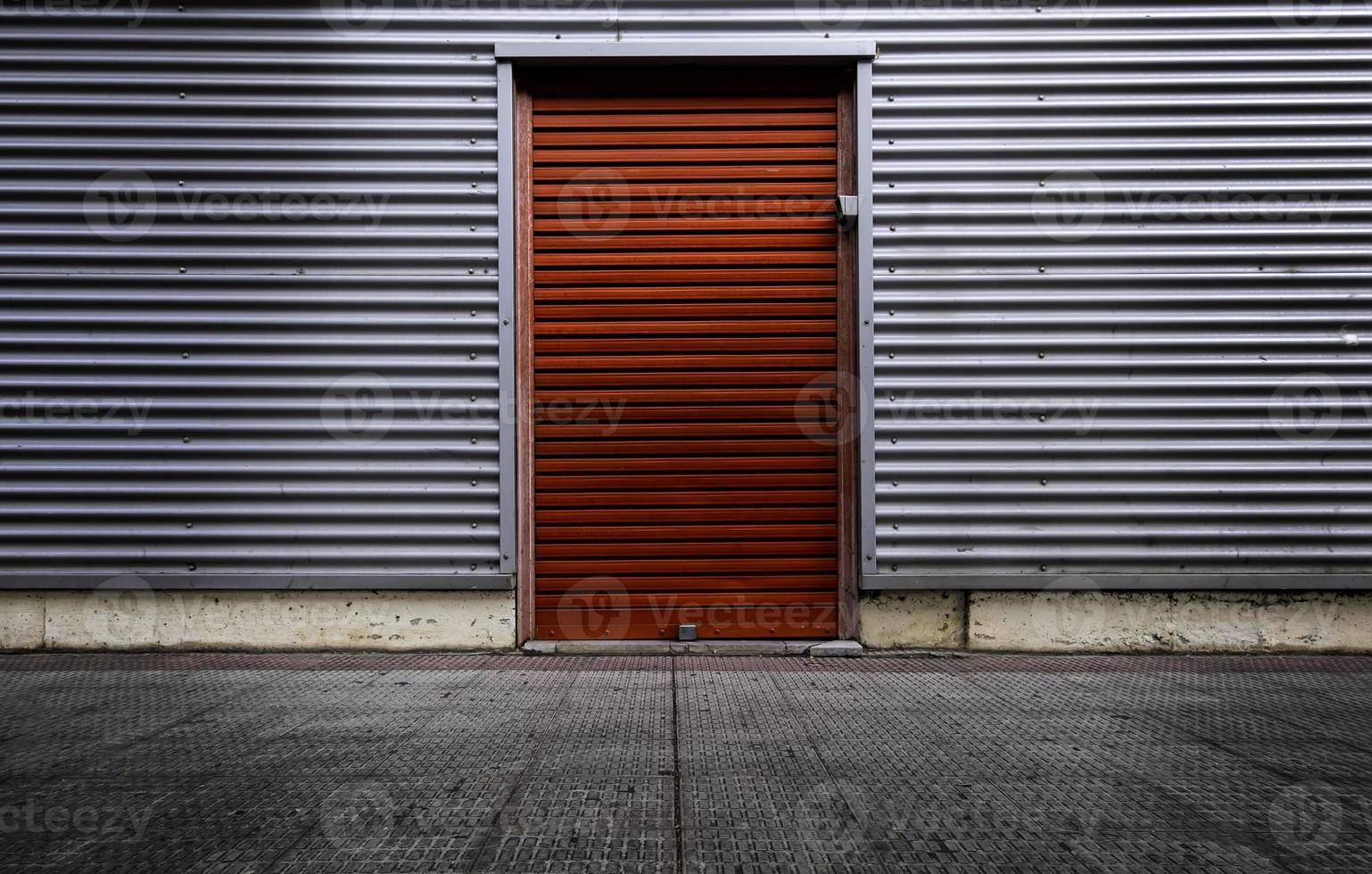 puerta roja sobre fondo metálico foto