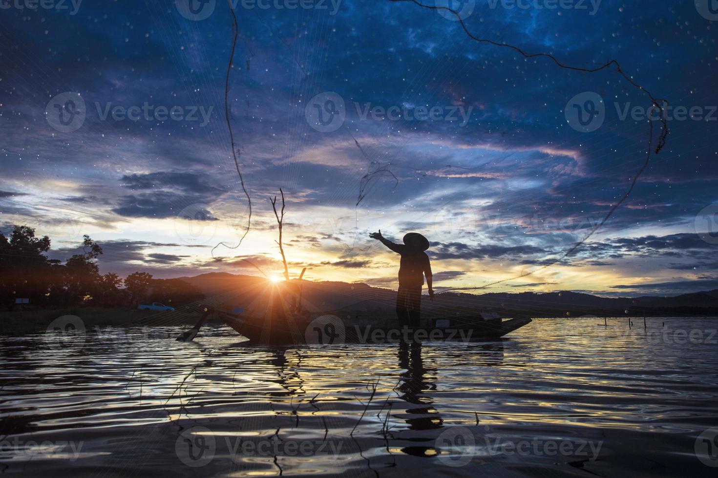 silueta, pescador, pesca, usando, net foto