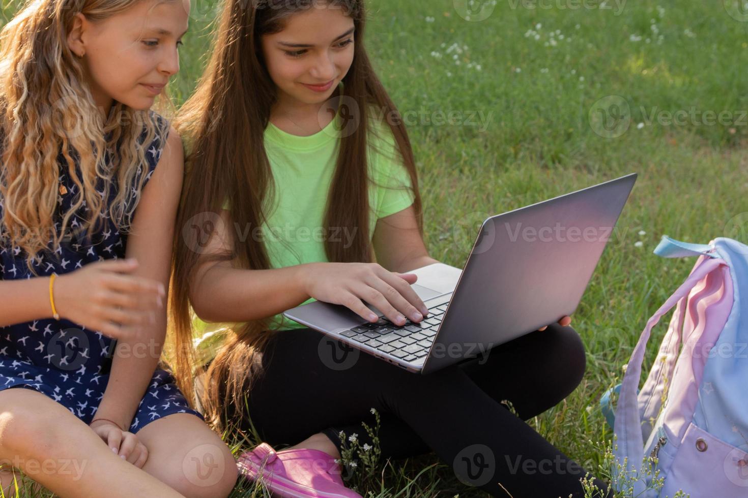 dos chicas con laptop foto