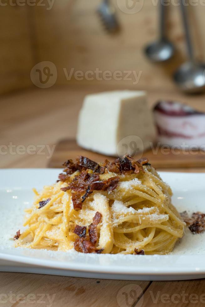 Bucatini italiano tradicional alla gricia guanciale pimienta pecorino foto