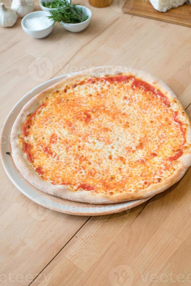 Pizza tradicional italiana margherita con tomates, queso mozzarella foto