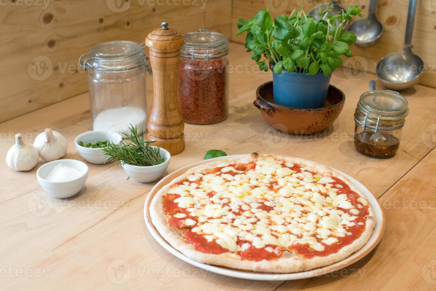 Pizza tradicional italiana margherita con tomates, queso mozzarella foto