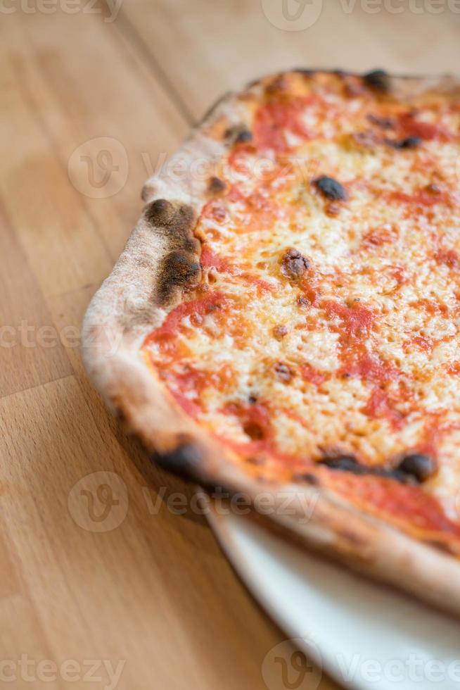 Pizza tradicional italiana margherita con tomates, queso mozzarella foto