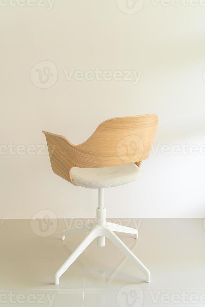 silla de madera con asiento de tela foto