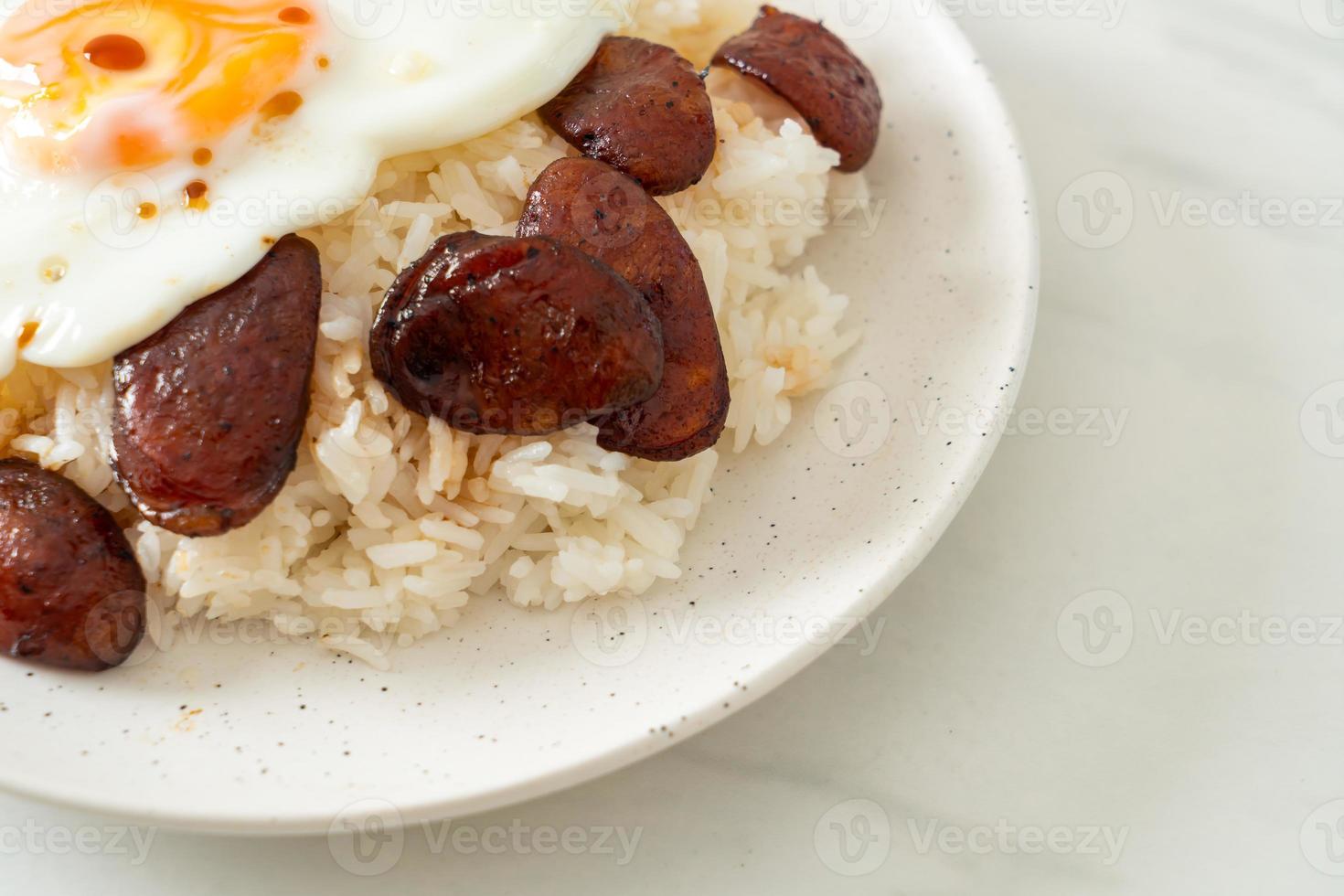 arroz con huevo frito y salchicha china foto