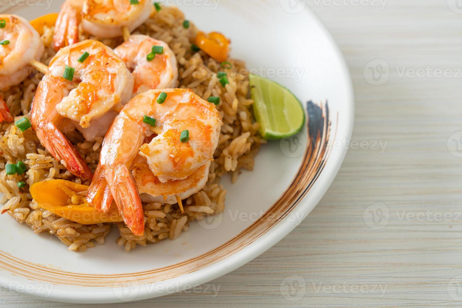 arroz frito con brochetas de gambas foto