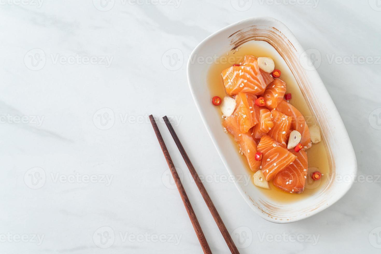 salmón fresco crudo marinado shoyu o salmón en escabeche salsa de soja foto