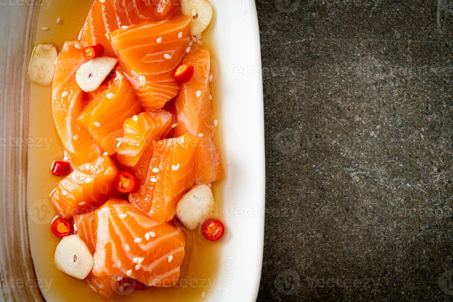 salmón fresco crudo marinado shoyu o salmón en escabeche salsa de soja foto