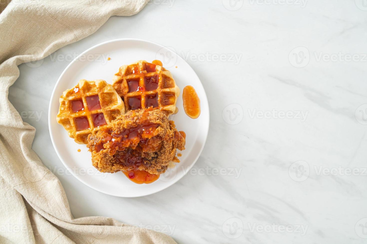 pollo frito con waffle y salsa picante foto