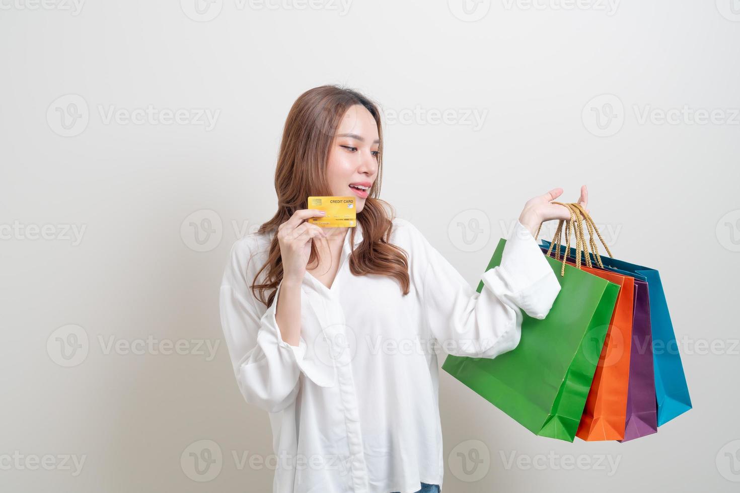 retrato, mujer hermosa, tenencia, bolsa de compras, y, tarjeta de crédito foto