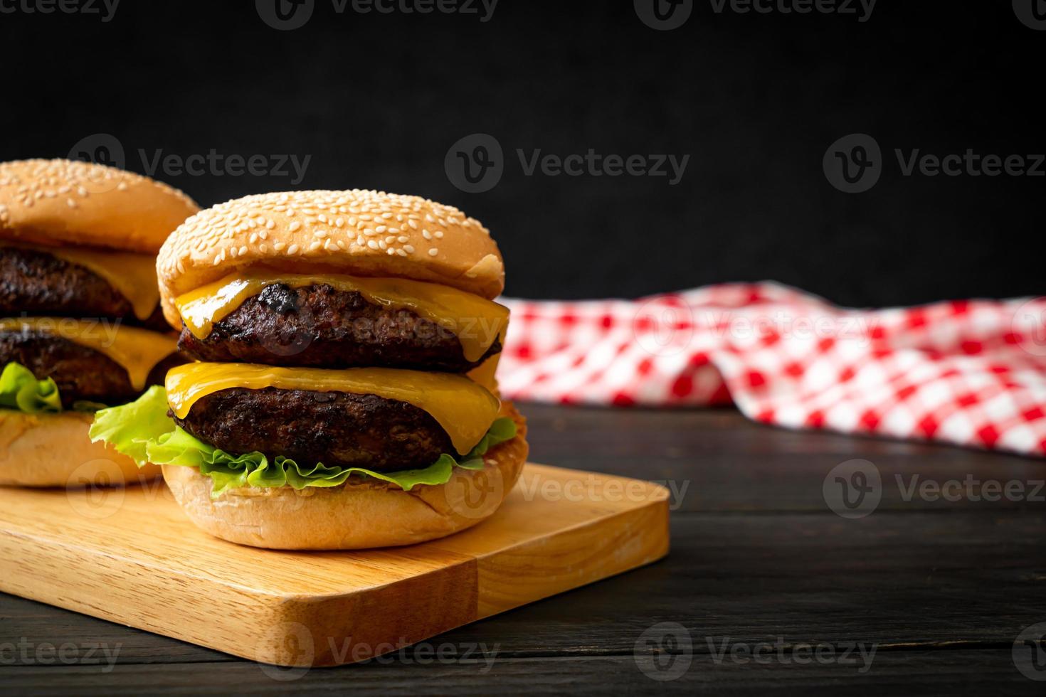 hamburguesa o hamburguesas de ternera con queso y tocino foto