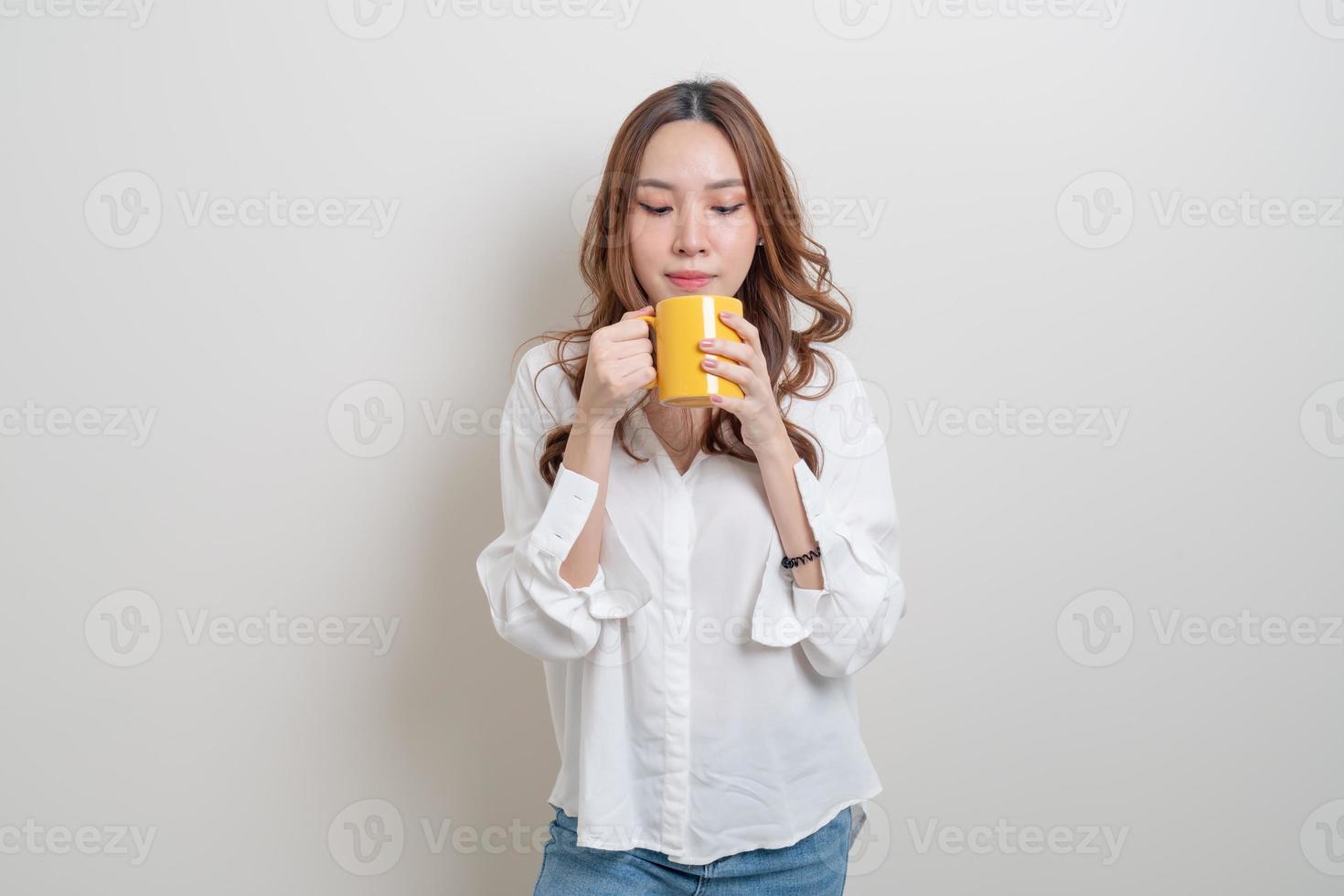 retrato, hermoso, mujer asiática, tenencia, taza de café, o, taza foto