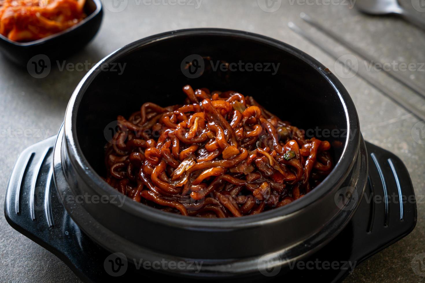 espaguetis negros coreanos o fideos instantáneos con salsa chajung asada foto