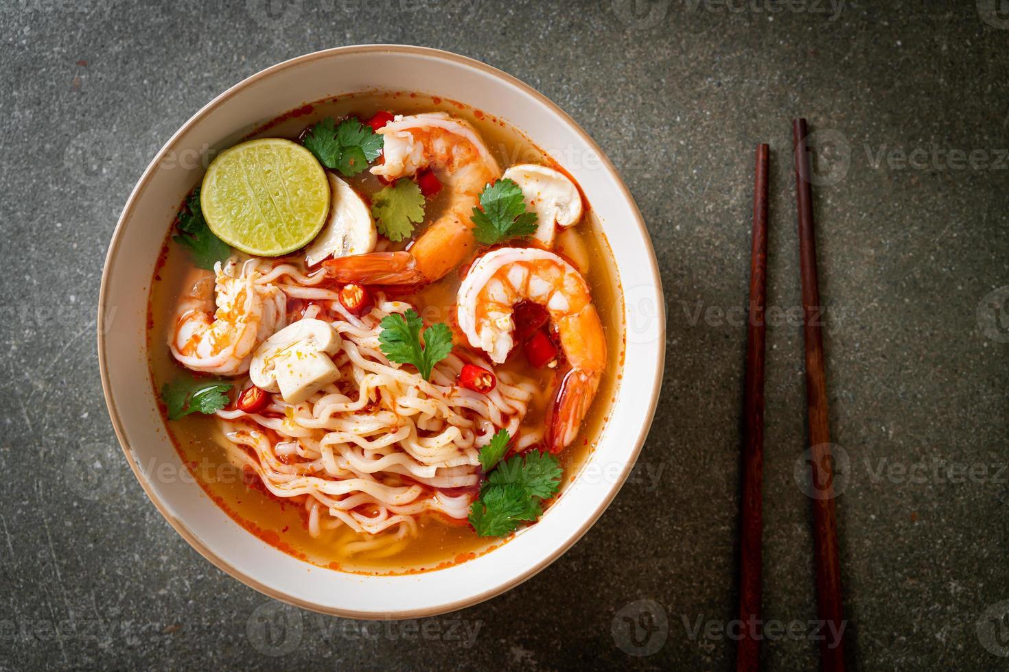 fideos instantáneos ramen en sopa picante con gambas foto