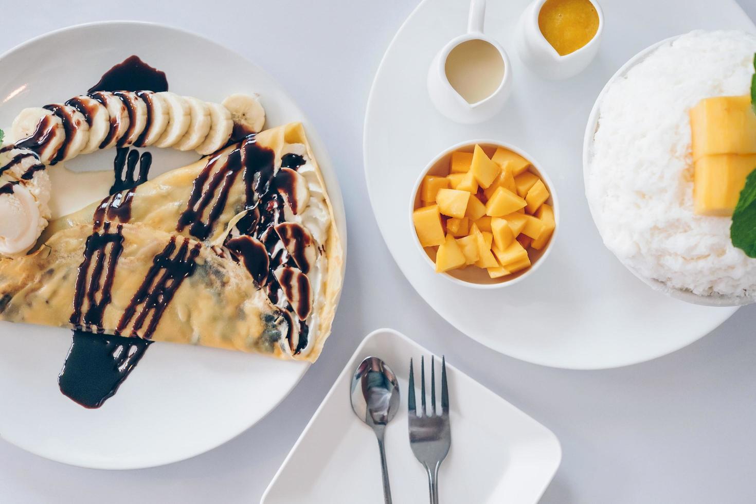 postres de mango bingsu y hielo raspado, crepe de chocolate y vainilla. foto