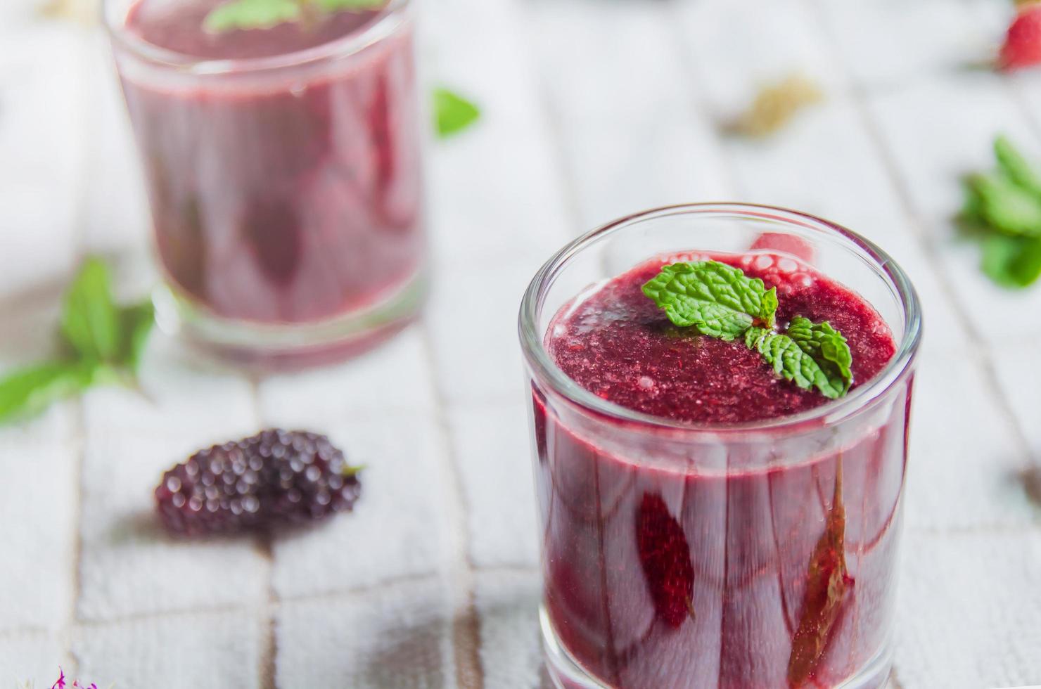 jugo de morera y frutas de morera, batidos de frutas frescas de bayas. foto