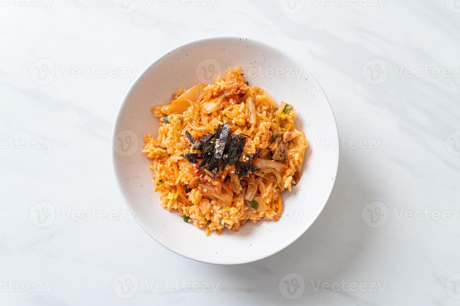 arroz frito con kimchi con algas y sésamo blanco foto