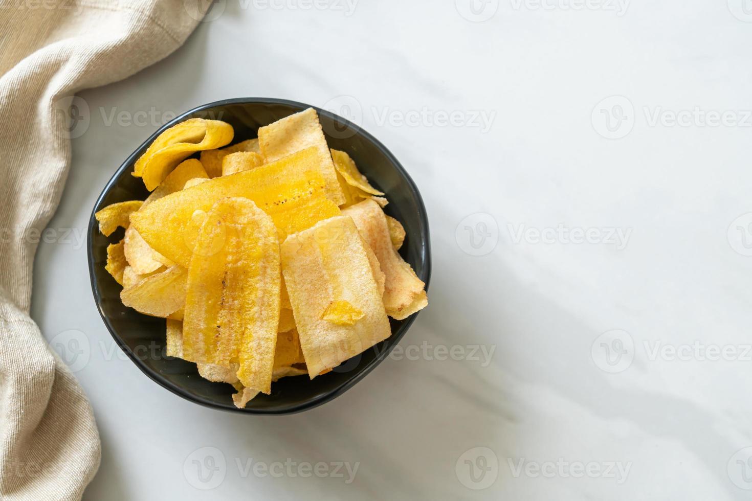 chips de plátano - plátano en rodajas frito o al horno foto