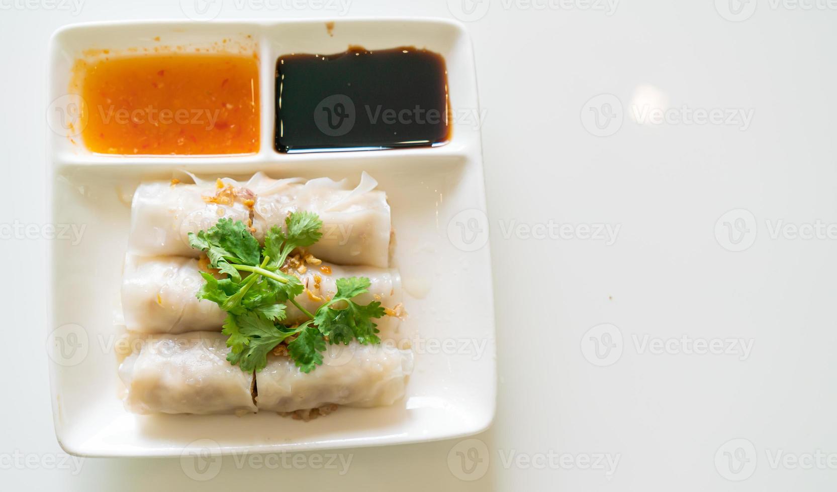 Rollitos de fideos de arroz al vapor chino con cangrejo foto