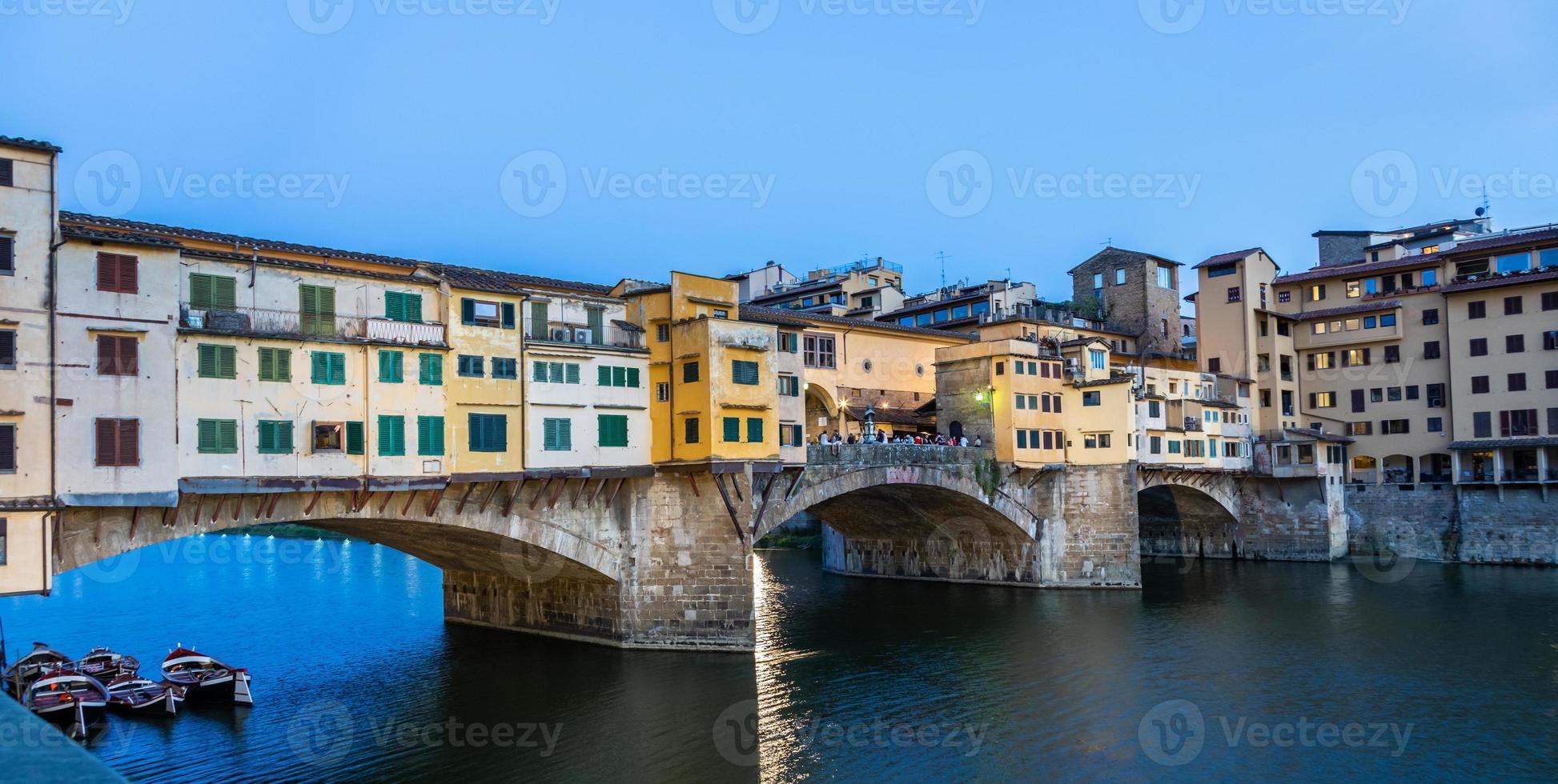 puesta de sol en ponte vecchio - puente viejo - en florencia, italia. foto