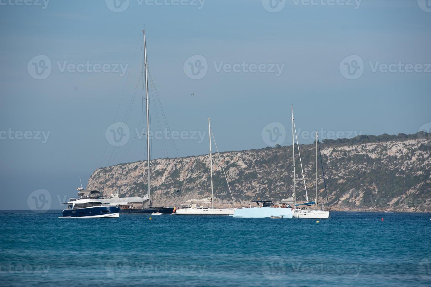 Yates en la playa de es calo en formentera en verano de 2021. foto