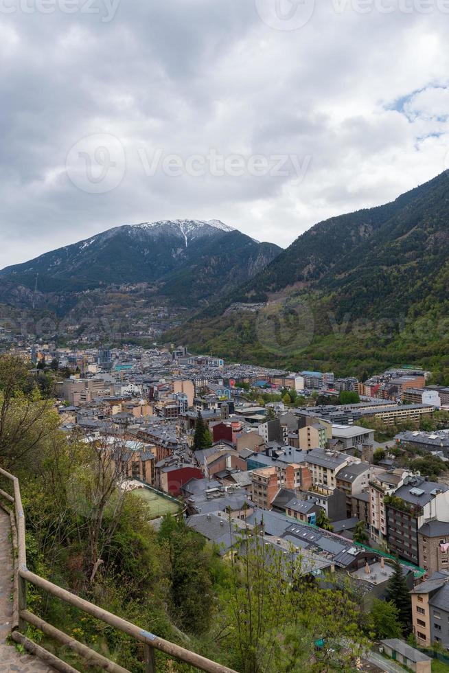 paisaje urbano en primavera de andorra la vella, andorra foto