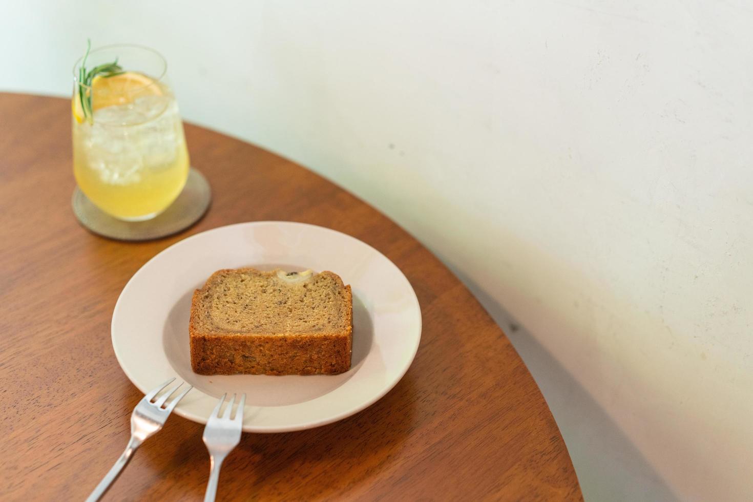 Tarta de plátano en la placa en el restaurante cafetería foto